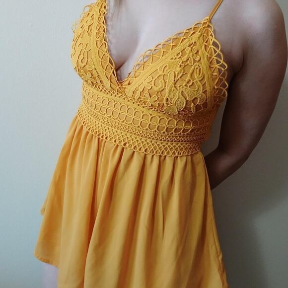 Yellow gold crochet romper, size small - Picture 3 of 6
